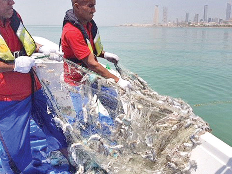 فريق الغوص أثناء رفع شباك الصيد المهملة 