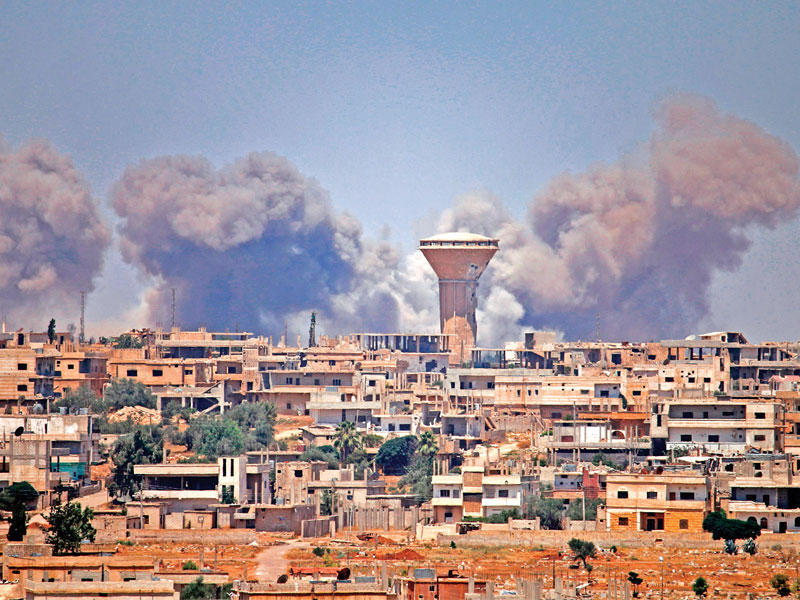 دخان الغارات يغطي سماء درعا أمس (أ ف ب)n