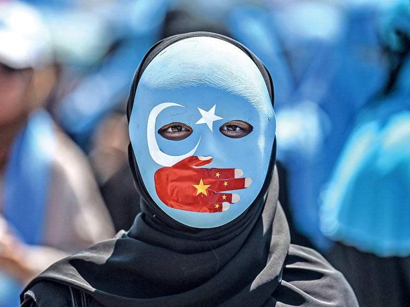 متظاهرة رسمت على وجهها علم تركمانستان الشرقية وعلماً صينياً في تجمع داعم لأقلية الإيغور الصينية المسلمة التي تقول إنها تتعرض لاضطهاد في إسطنبول أمس (أ ف ب)n