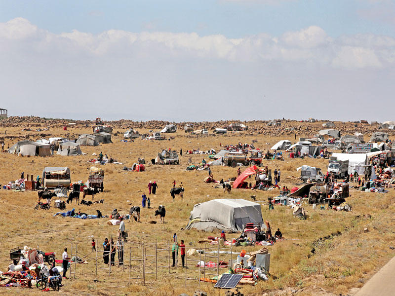 مهجرون من درعا يقيمون في العراء بمحافظة القنيطرة المجاورة (رويترز)