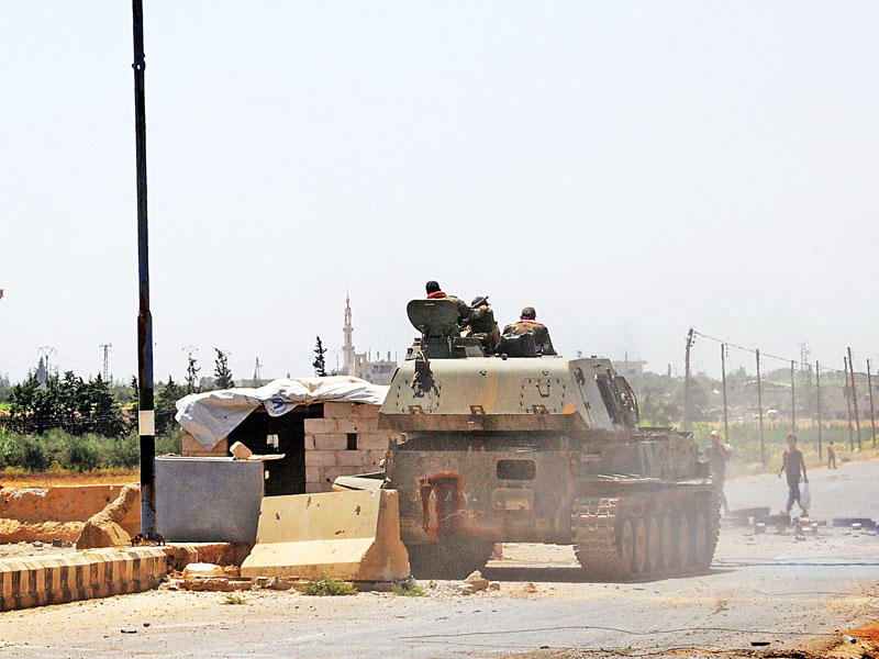 دبابة للجيش السوري على معبر نصيب أمس (رويترز)