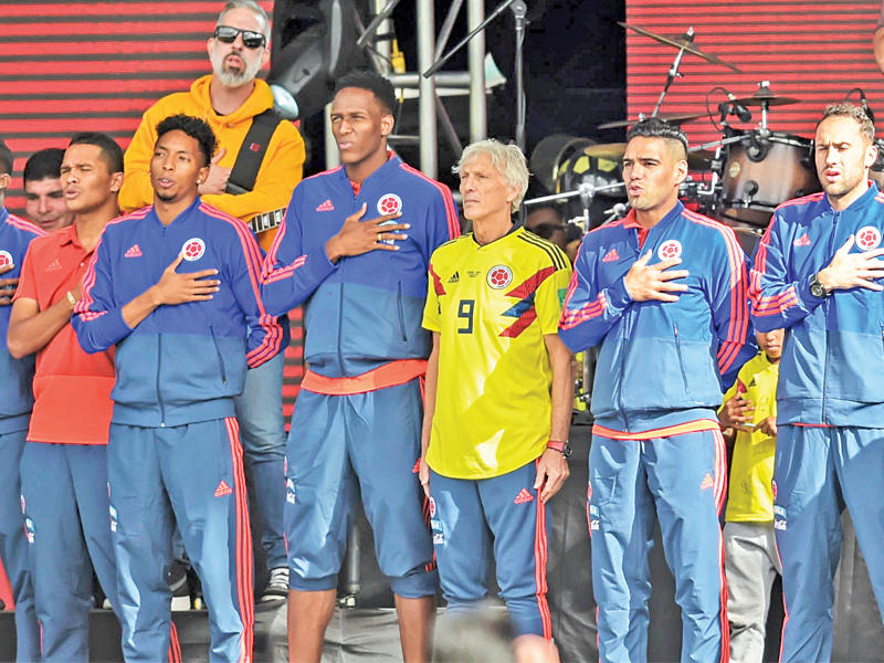 لاعبو المنتخب الكولومبي يرددون النشيد الوطني لدى وصولهم إلى العاصمة بوغوتاn