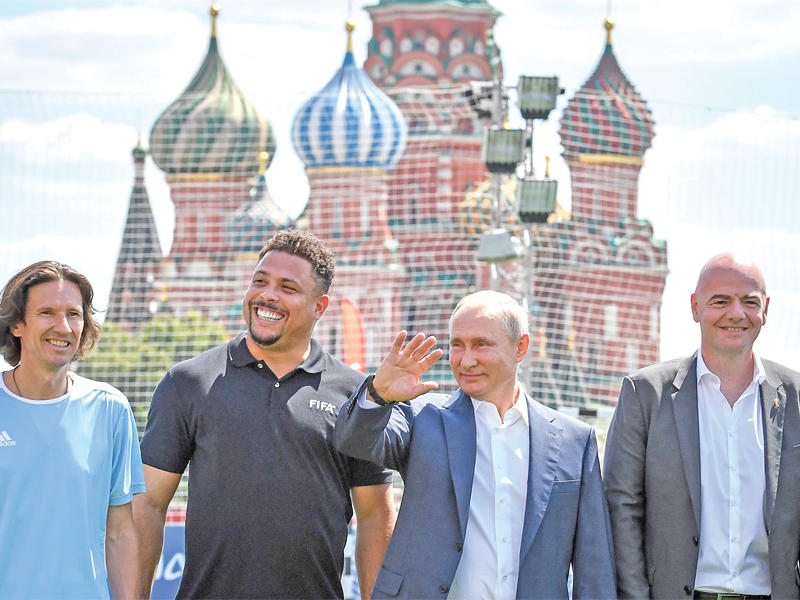 إنفانتينو والرئيس الروسي بوتين والبرازيلي رونالدوn