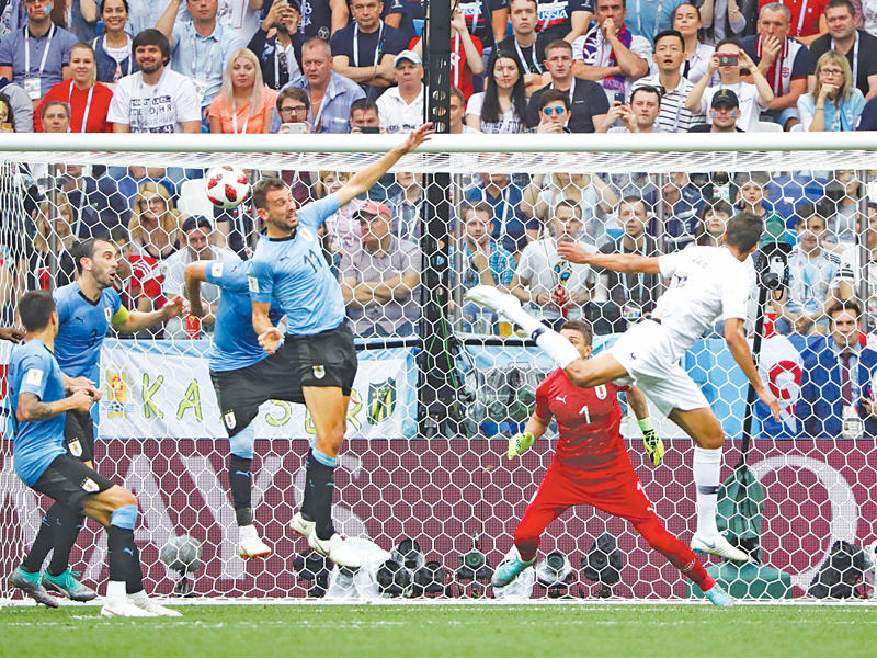 فاران نجم منتخب فرنسا يحرز هدفه في مرمى أوروغواي