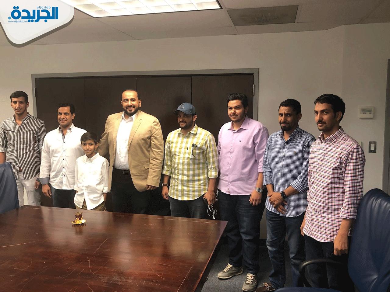 الوزير خلال زيارته الى المكتب الصحي ولقائه مع المرضى 