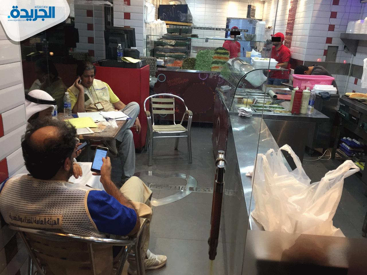 الجهات المختصة مع المطعم المتسبب بحالات التسمم