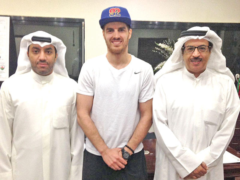 عقاب يتوسط رئيس النادي دهام الشمري ومدير اللعبة سعد السلامة 