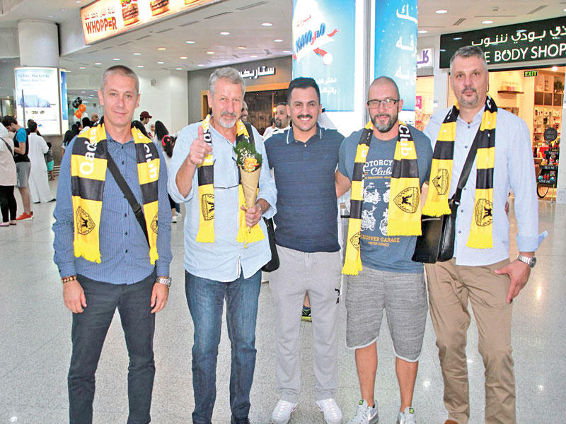 المطيري يتوسط الجهاز الفني في مطار الكويت 