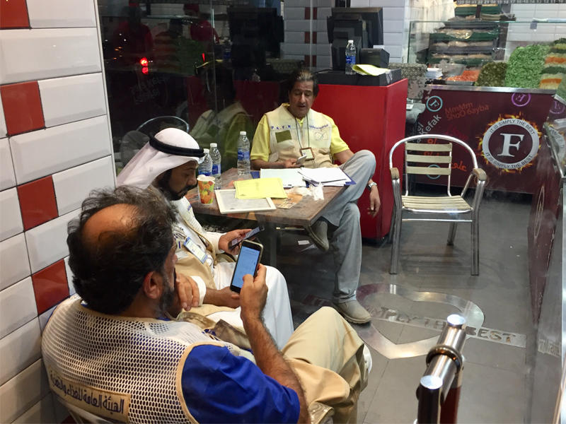 فريق «هيئة الغذاء» خلال معاينة المطعم