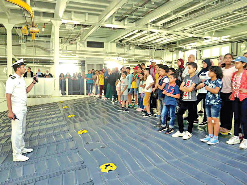 ضابط بحري يشرح مهام وحدته لطلبة الطلائع أمس الأول          (صفحة القوات المسلحة‏)