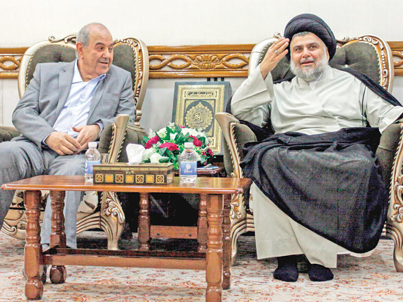  الصدر مستقبلاً علاوي في منزله بالنجف أمس (أ ف ب)