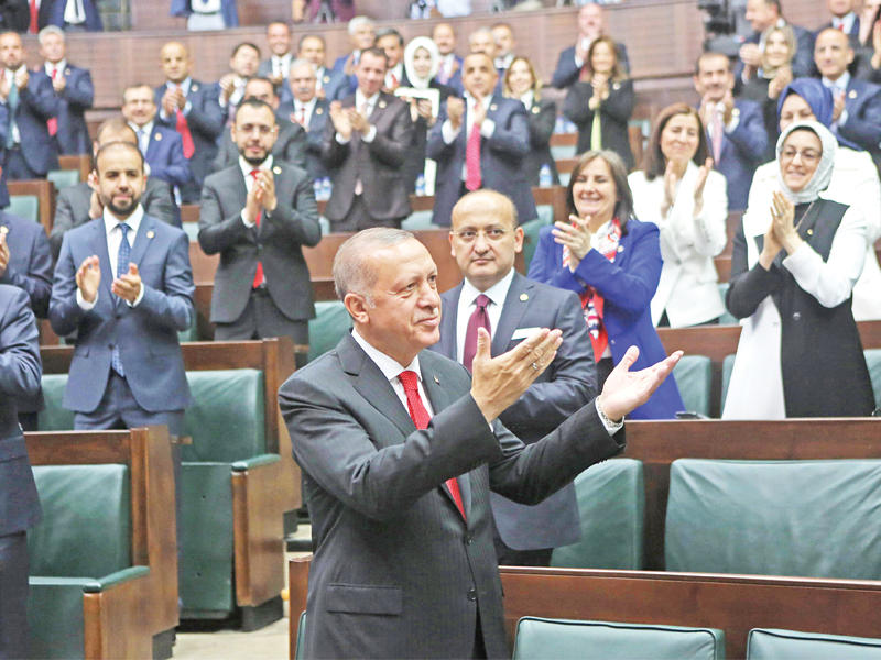 إردوغان يحيي أعضاء البرلمان في أنقرة أمس (أ ف ب)