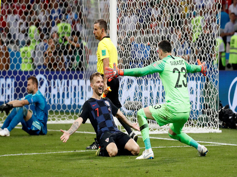 راكيتيتش يحتفل بتسجيله ركلة الجزاء الترجيحية مع الحارس سوباسيتش (رويترز)