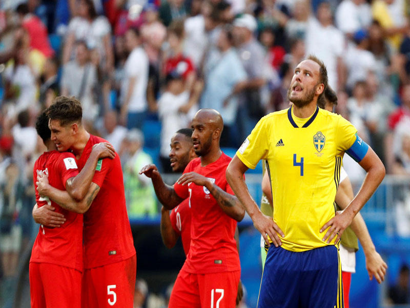 الحسرة بادية على السويدي أندرياس غرانكفيست في حين يحتفل خلفه لاعبو إنكلترا بالفوز (رويترز)