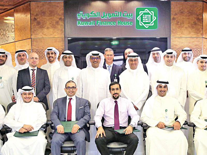 مازن الناهض متوسطاً الخريجين والإدارة التنفيذية