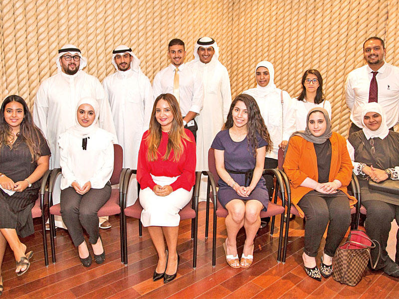 جنة المطر تتوسط الطلبة المشاركين في البرنامج 