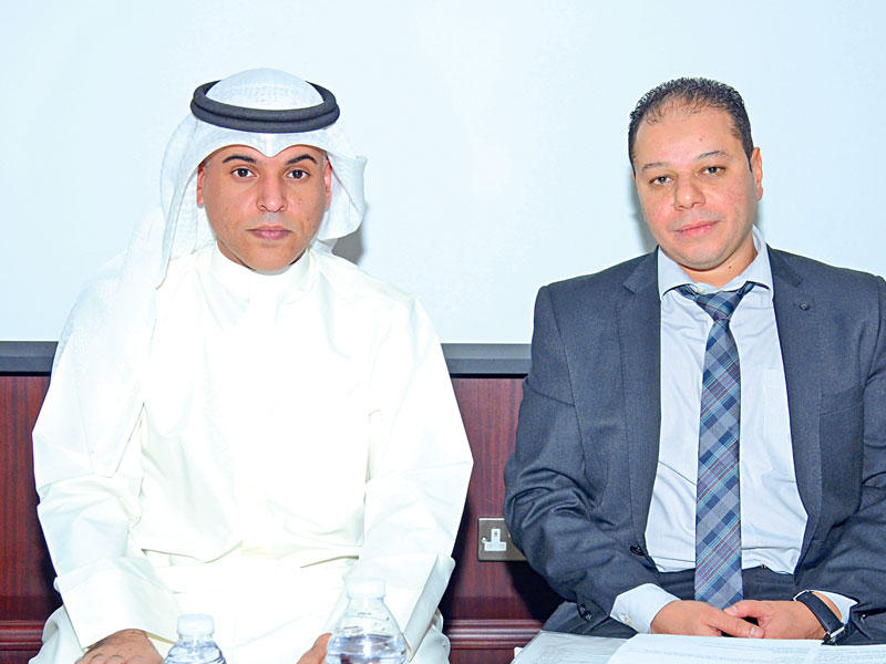 الرفاعي إلى اليسار خلال الجمعية