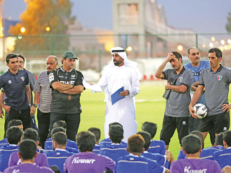 حسين فاضل والجهاز الفني يوجهون اللاعبين قبل التدريب