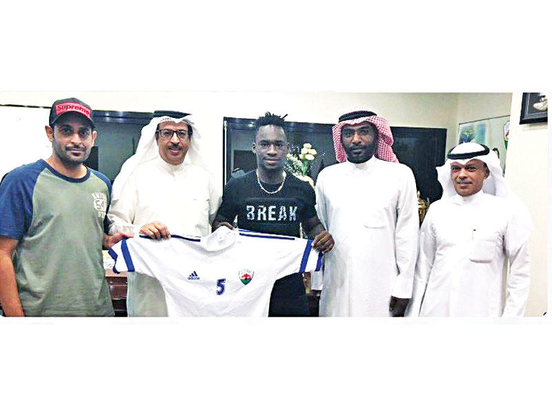 موسى داو يحمل قميص الجهراء بعد التوقيع