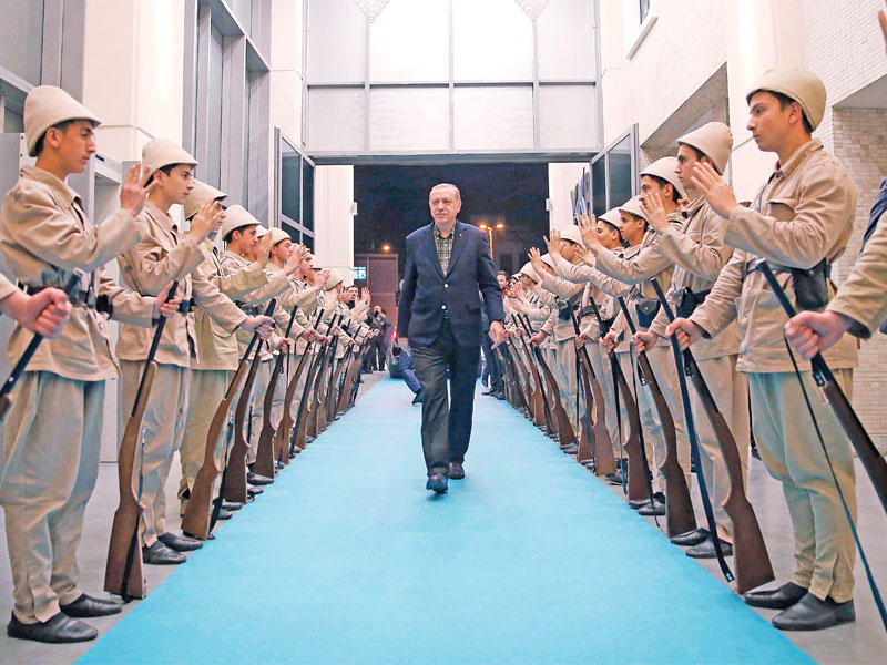 صورة وزعتها الخدمة الصحافية الرئاسية التركية أمس الأول تظهر إردوغان لدى وصوله إلى «مركز يحيى كمال البيطلي» في إسطنبولt(أ ف ب)