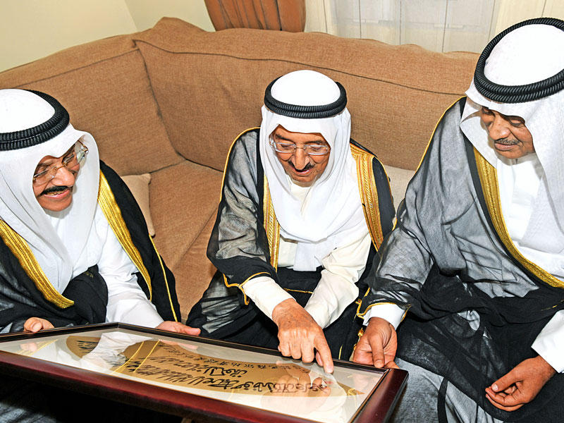 الأمير يطلع على إحدى المخطوطات ويبدو وزير الخارجية وحيات