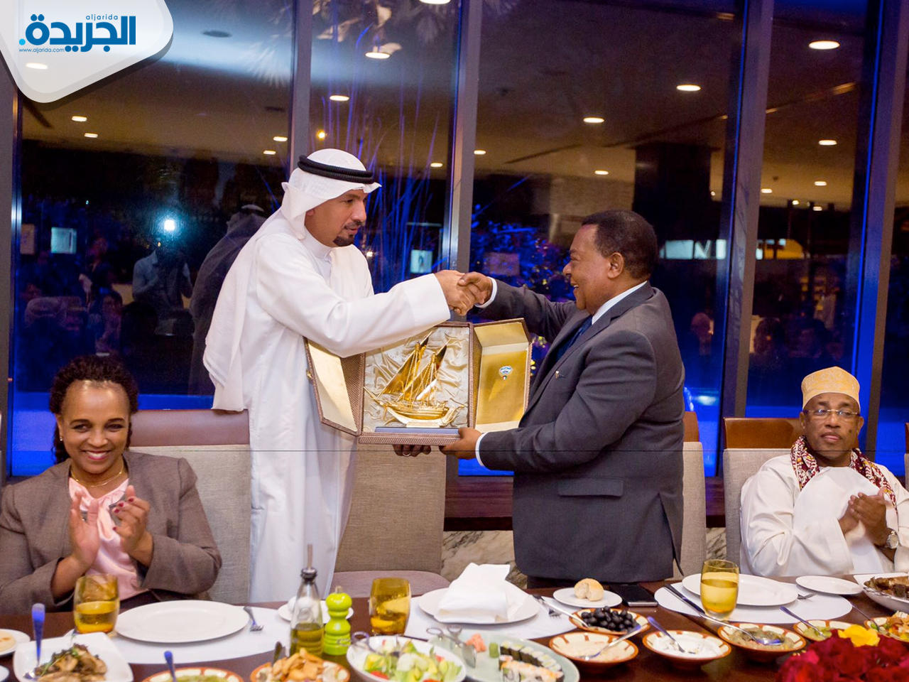 سفير الكويت لدى تنزانيا جاسم الناجم مع وزير الخارجية التنزاني اوغسطين ماهيغا خلال حفل عشاء