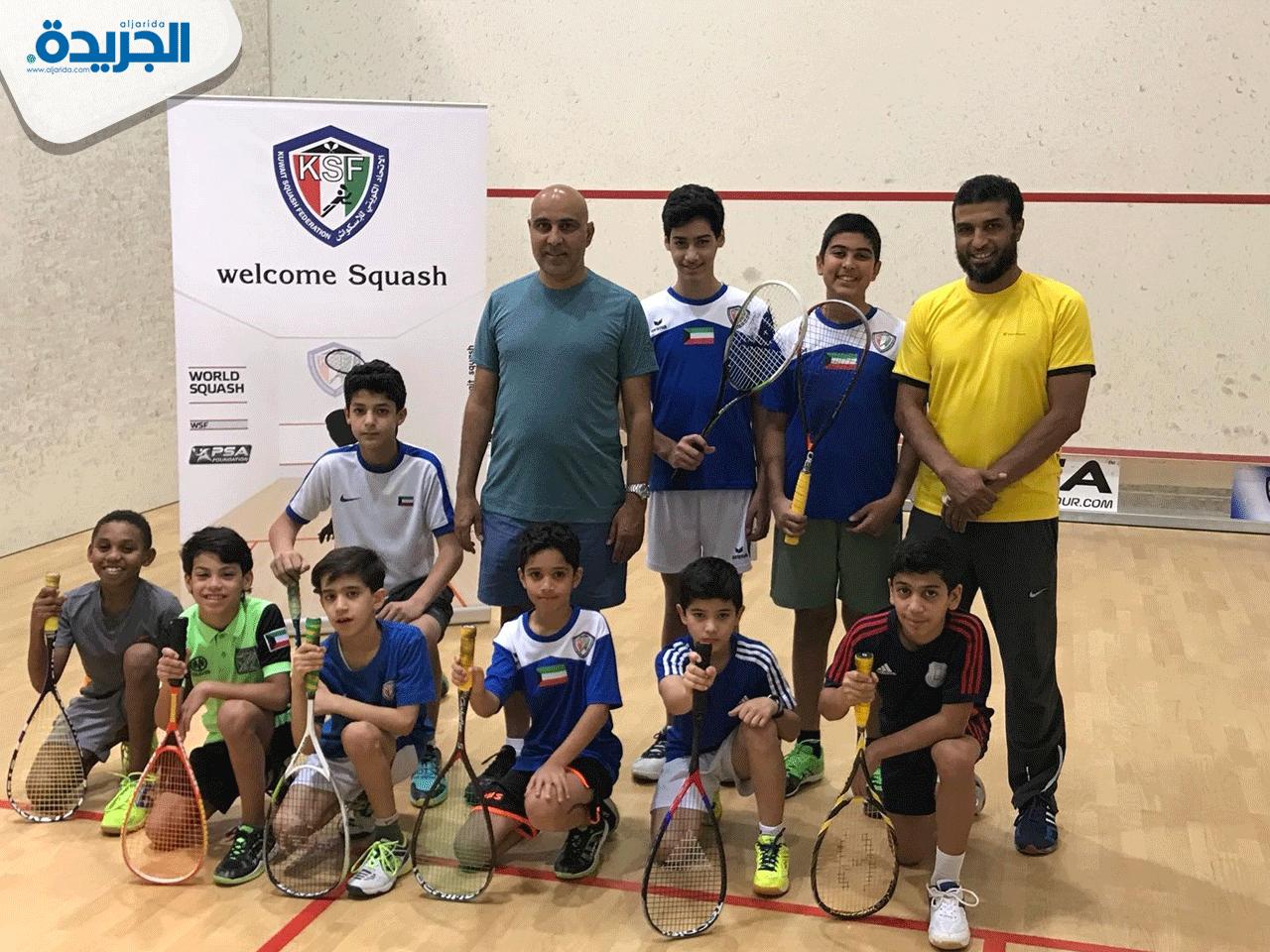 رئيس مجلس ادارة اتحاد الاسكواش الكويتي عادل الغريب مع فريق الناشئين