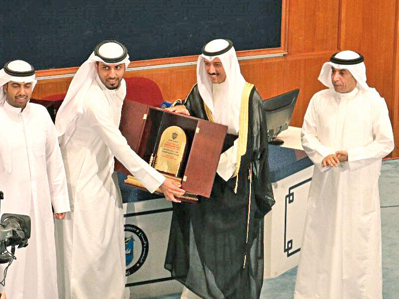 جانب من تكريم ممثل راعي المؤتمر