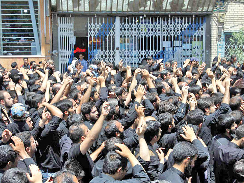 إيرانيون خلال إحياء مراسم العزاء بوفاة الإمام جعفر الصادق بحضور المرجع وحيد خرساني في قم أمس (إرنا)