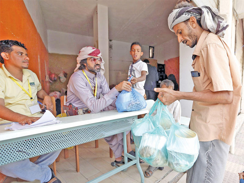 يمني يحصل على مساعدات في صنعاء أمس (أ ف ب)