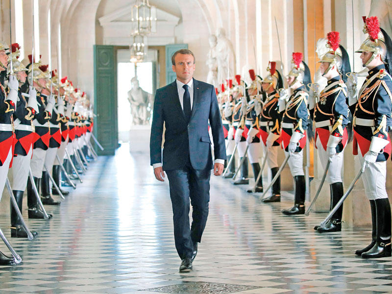 ماكرون يصل إلى قصر فيرساي أمس (أ ف ب)