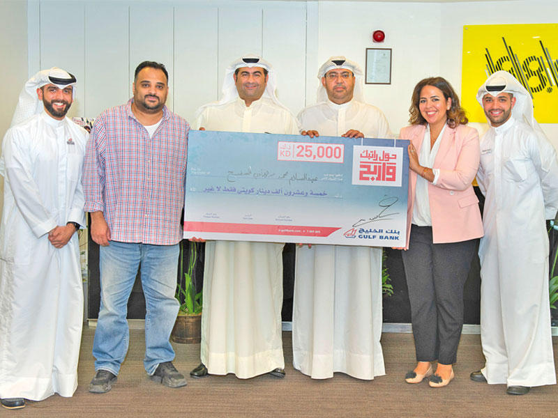 فريق «الخليج» وإذاعة راديو نبض الكويت وممثل وزارة التجارة بعد الإعلان عن الفائز