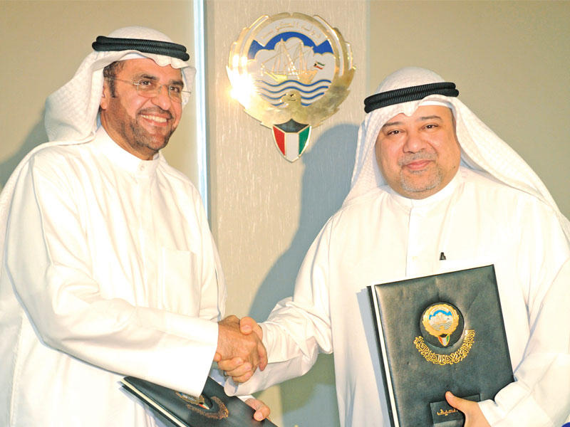 مهدي والعبدالجادر خلال التوقيع