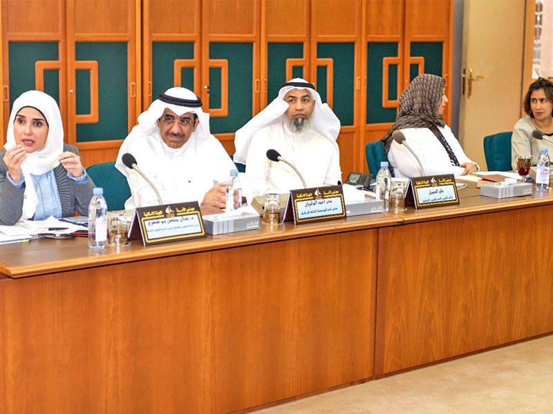 بوشهري وقيادات «السكنية» في اجتماع اللجنة أمس