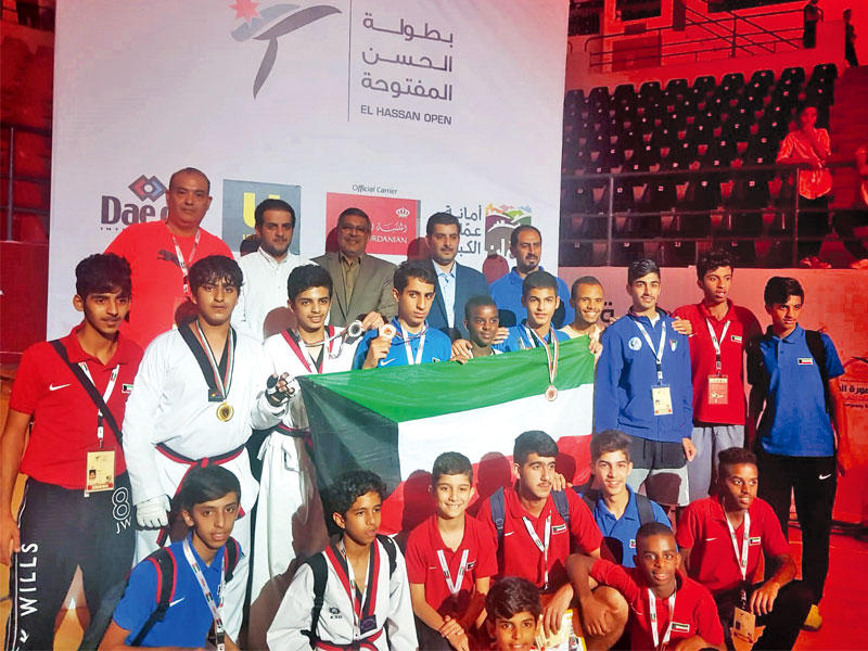 منتخب التايكوندو يحمل علم الكويت في البطولة