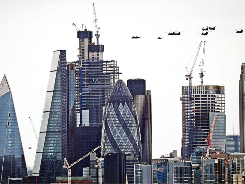 مروحيات تحلق فوق الحي المالي بلندن بمناسبة مئوية سلاح الجو الملكي البريطاني	(رويترز)