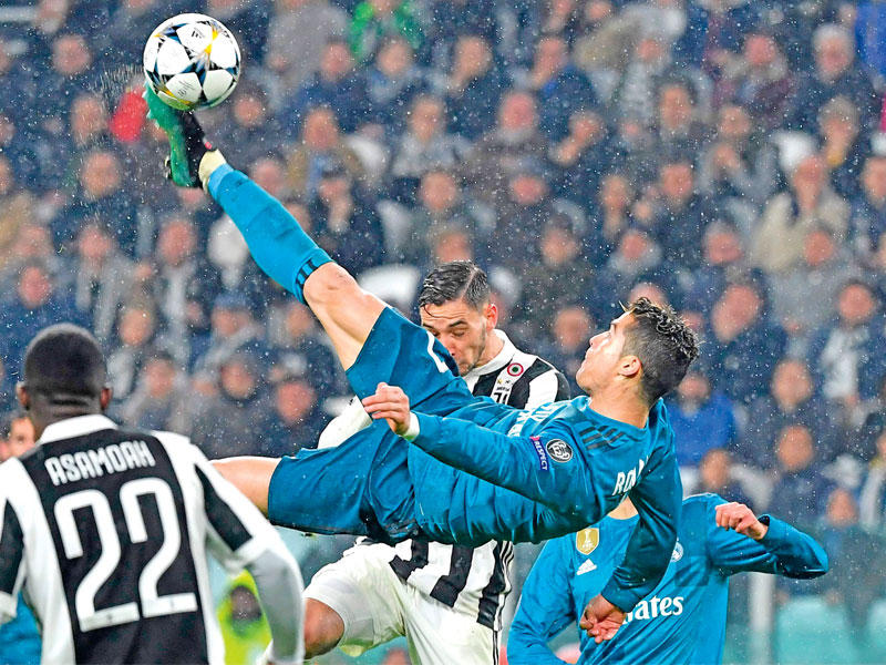 رونالدو لحظة تسجيله هدفاً في مرمى يوفنتوس في دوري أبطال أوروبا الموسم الماضي 