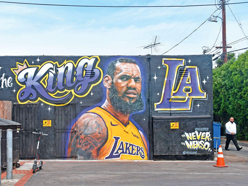  لوحة جدارية لليبرون جيمس في قميص لوس أنجلس ليكرز