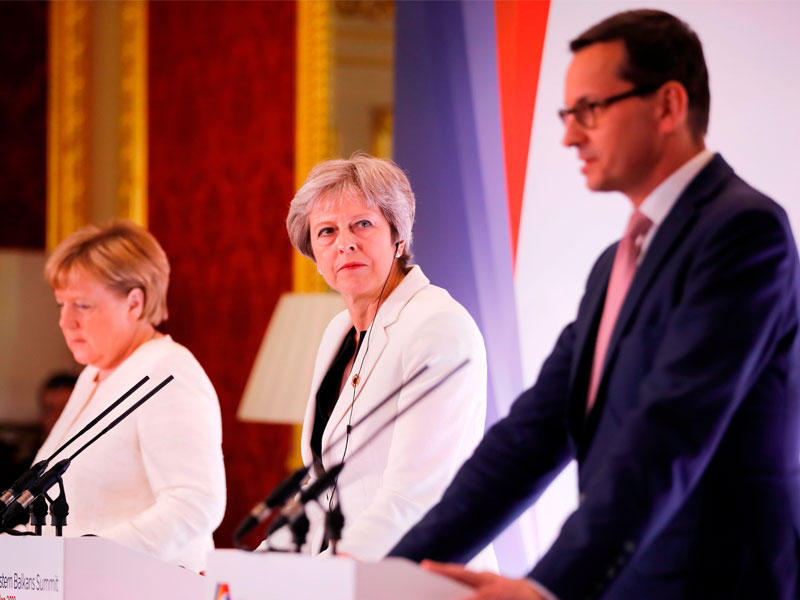 رئيسة الوزراء البريطانية تيريزا ماي في مؤتمر صحفي خلال قمة غرب البلقان