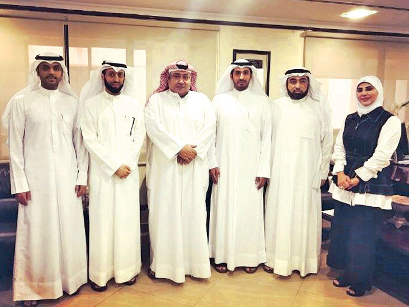 السلطان والعجمي وأعضاء الجمعية عقب اجتماعهم أمس