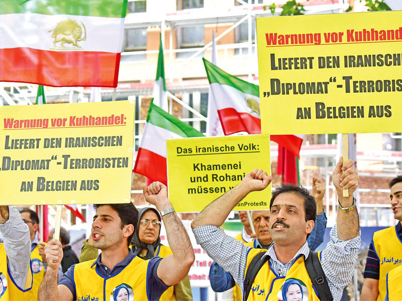 معارضون إيرانيون يتظاهرون في برلين أمس لمطالبة الحكومة الألمانية بتسليم دبلوماسي إيراني متهم بالتخطيط لاعتداء إلى بلجيكاt(أ ف ب)