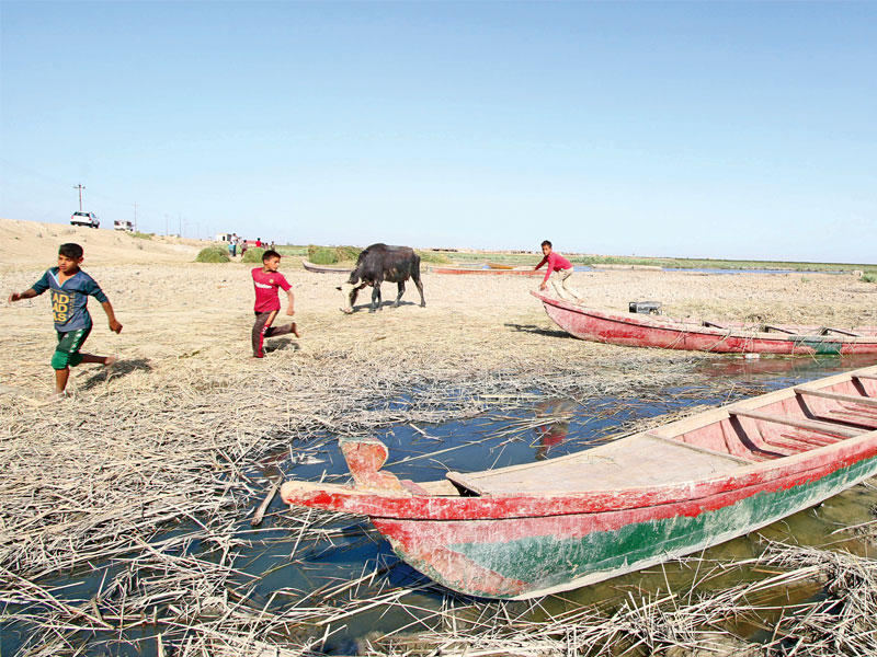 طفلان عراقيان في الناصريةt(رويترز)