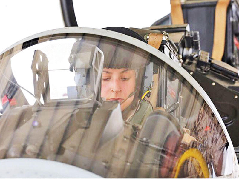 صورة تداولتها حسابات مواقع بحرينية تظهر الشيخة عائشة بقمرة قيادة طائرة مقاتلة أمسn