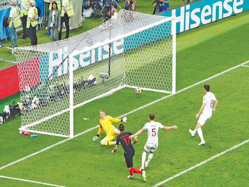 ماندزوكيتش نجم كرواتيا يحرز هدف الفوز في مرمى إنكلترا (رويترز)