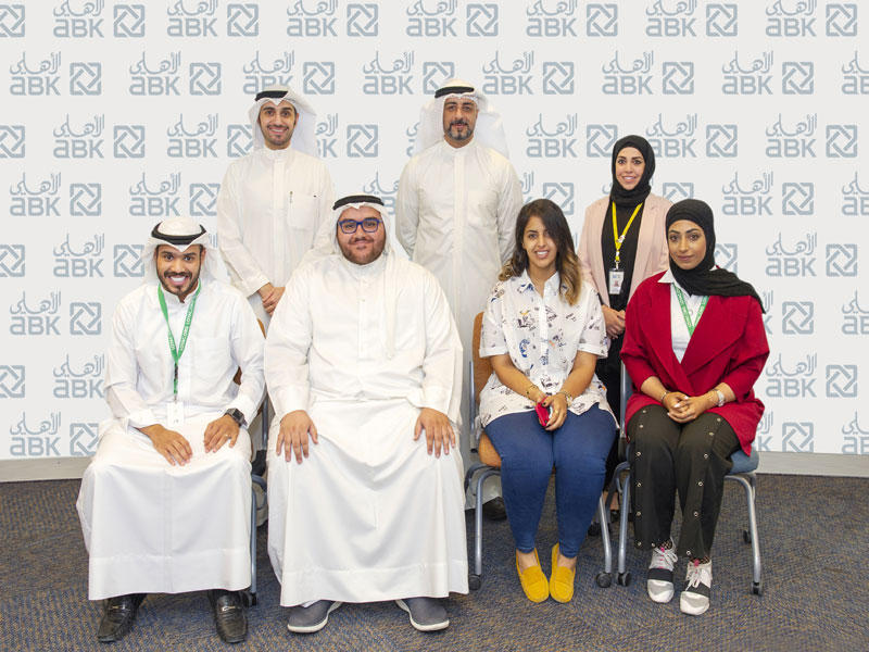 علي أكبر مع مجموعة من المتدربين