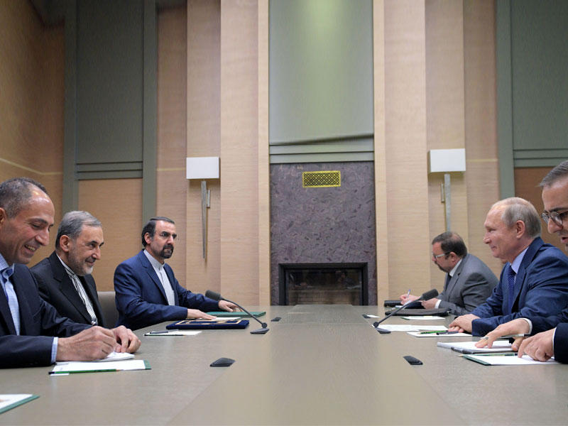 بوتين مجتمعاً بولايتي في موسكو أمس (أ ف ب)
