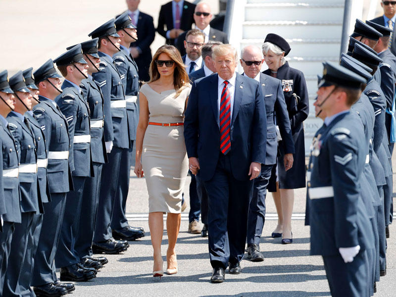  ترامب وزوجته ميلانيا لدى وصولهما إلى لندن أمس (ا ف ب)
