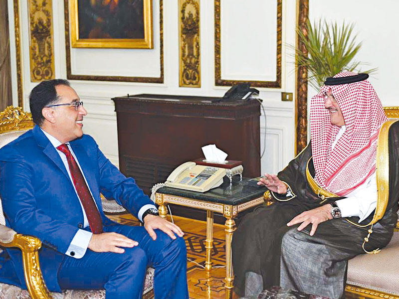 مدبولي مع السفير السعودي بالقاهرة اسامة نقلي أمس 