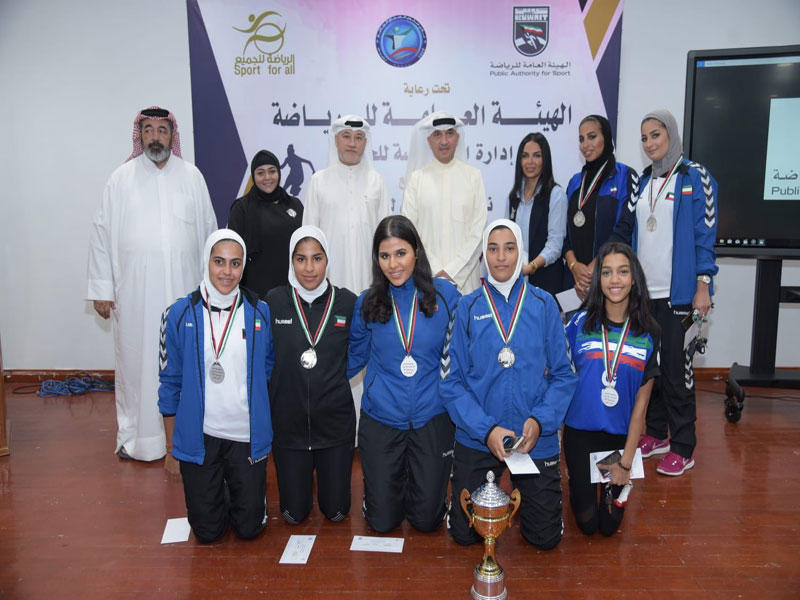 الهزيم يتوسط المكرمات في الحفل