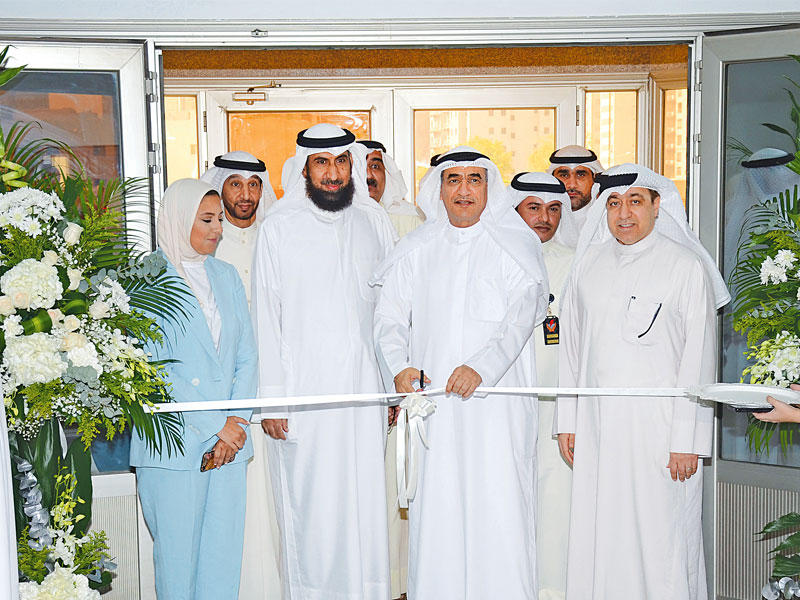 الوزير الرشيدي مفتتحاً مركز الفروانية أمس